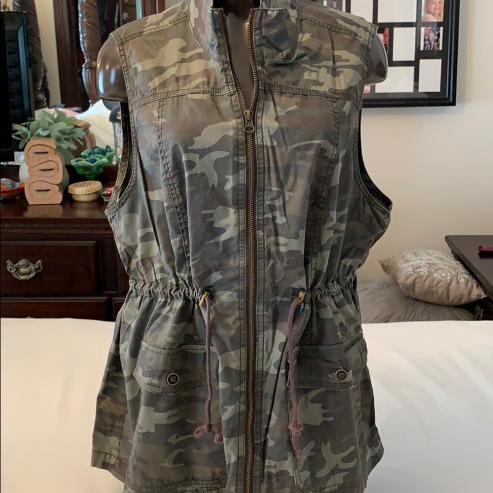 Maurices camouflage vest